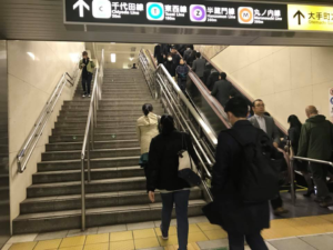 駅では、常に階段を選ぶべきな件