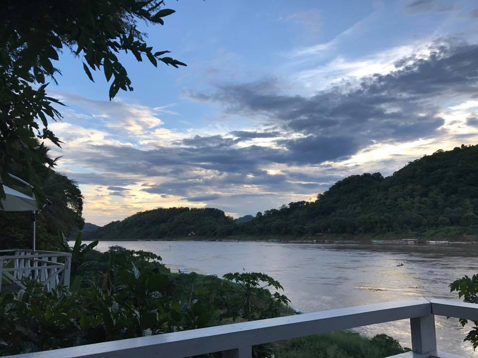 山あいを流れる川と夕暮れの空