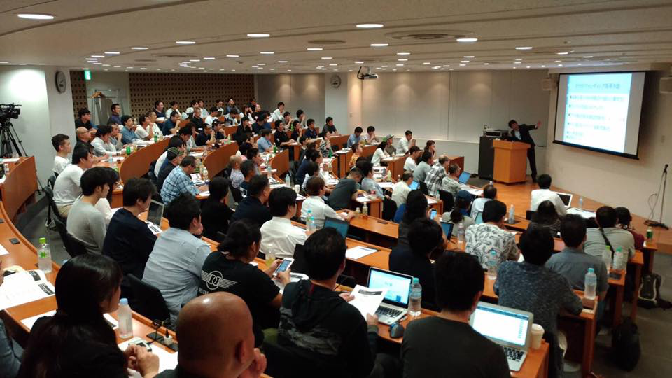 大勢の参加者が集まったセミナー会場