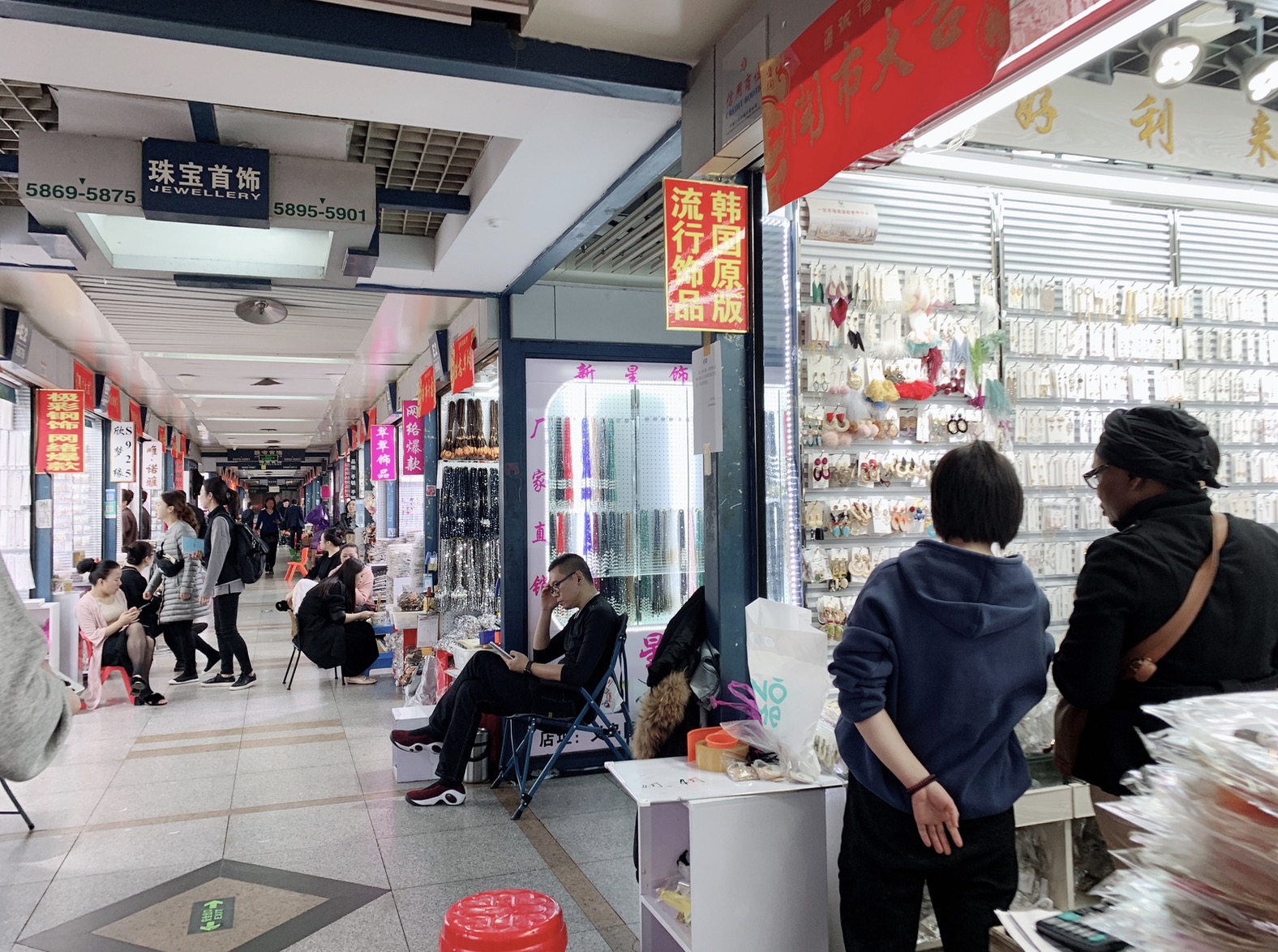 アクセサリー店が並ぶ中国・義烏の福田市場