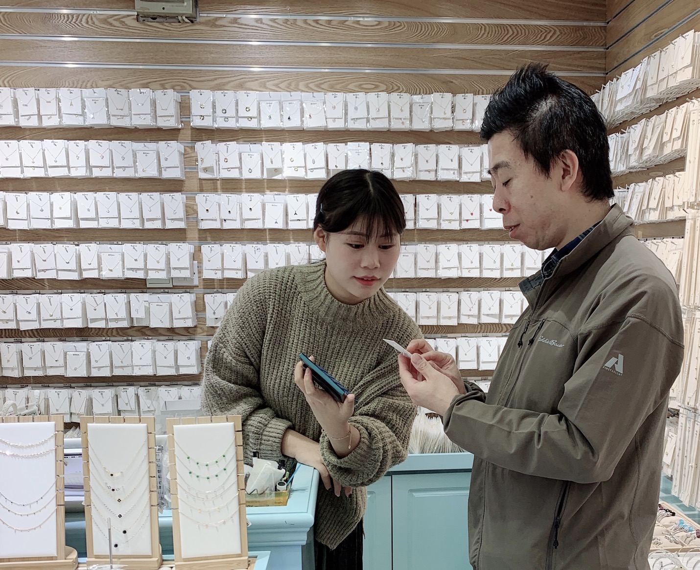 義烏のアクセサリー店で商品を確認する佐藤大介