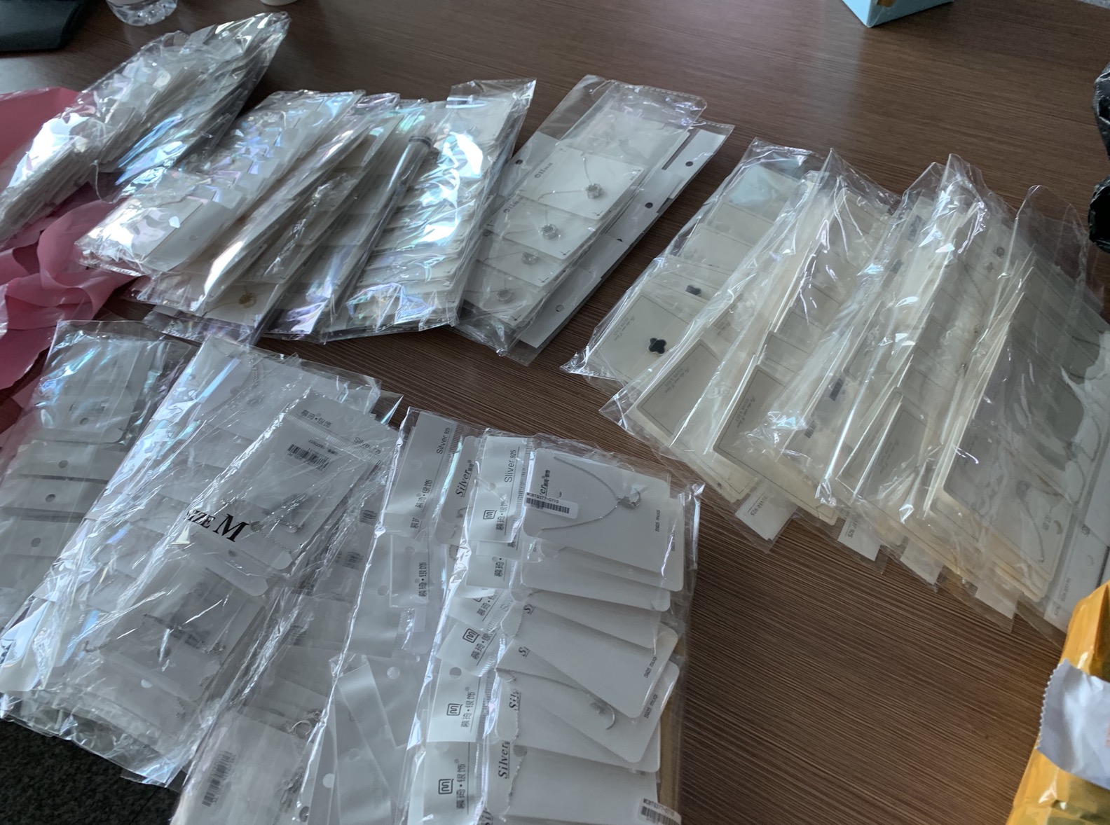 義烏で小ロット仕入れした袋入りのアクセサリー