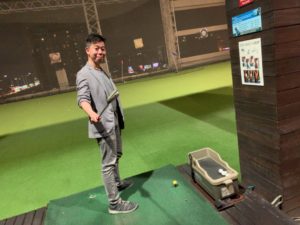 タイ仕入れで有名なバイヨークスカイホテルで、飲みながらゴルフ練習・・・の巻!