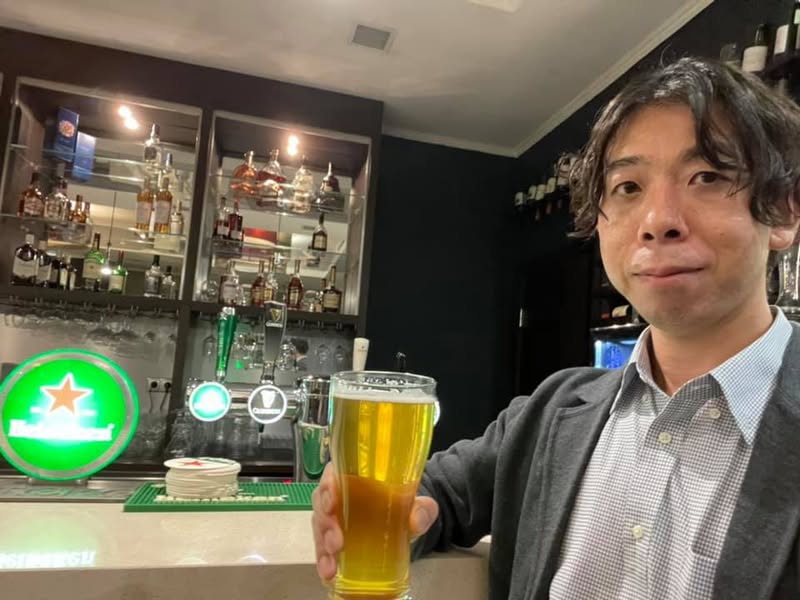 イルクーツク到着後にローカルビールで乾杯する佐藤大介