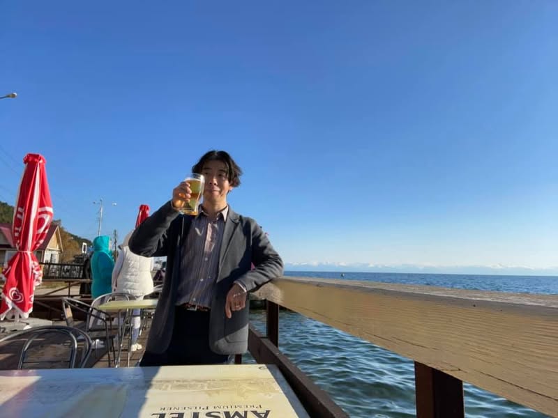 バイカル湖を望みながら乾杯する佐藤大介