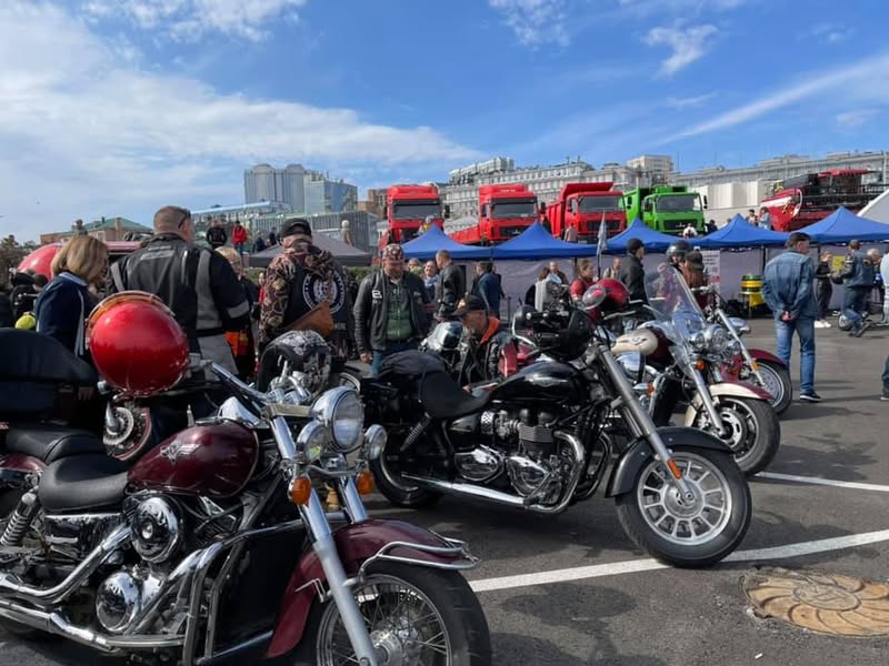 ウラジオストク港に集まったバイクとライダー