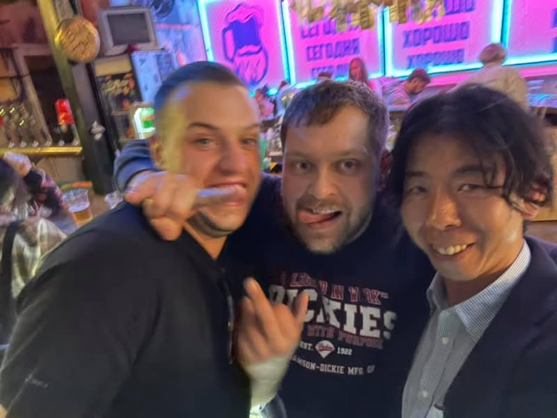 ウラジオストクで現地の人々と交流する佐藤大介