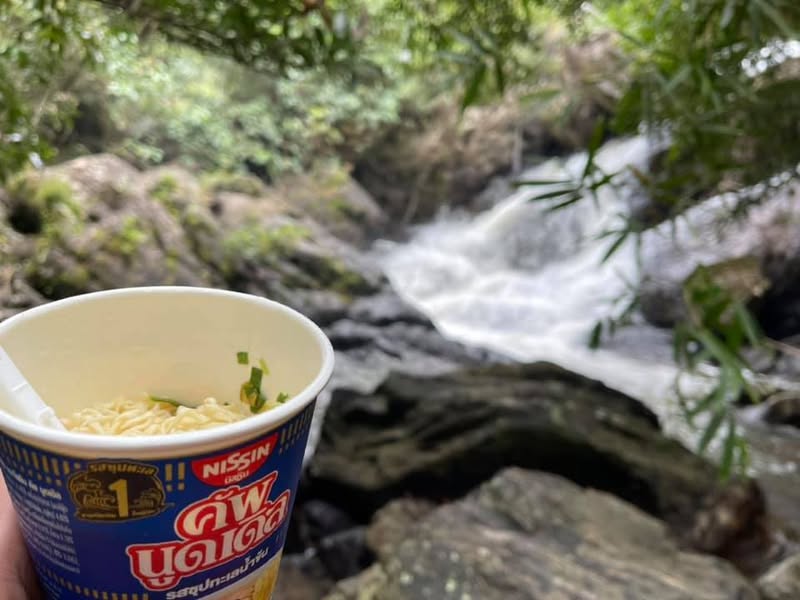 カオヤイ国立公園の滝を眺めながら食べたカップヌードル