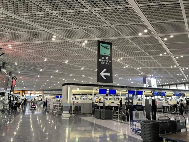 中国へ向かう出発前の空港ロビー