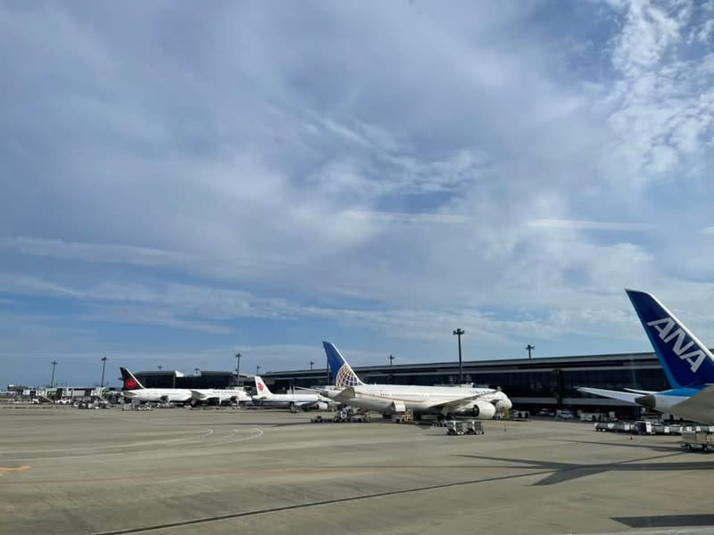 中国へ向かう便を待つ空港の駐機場