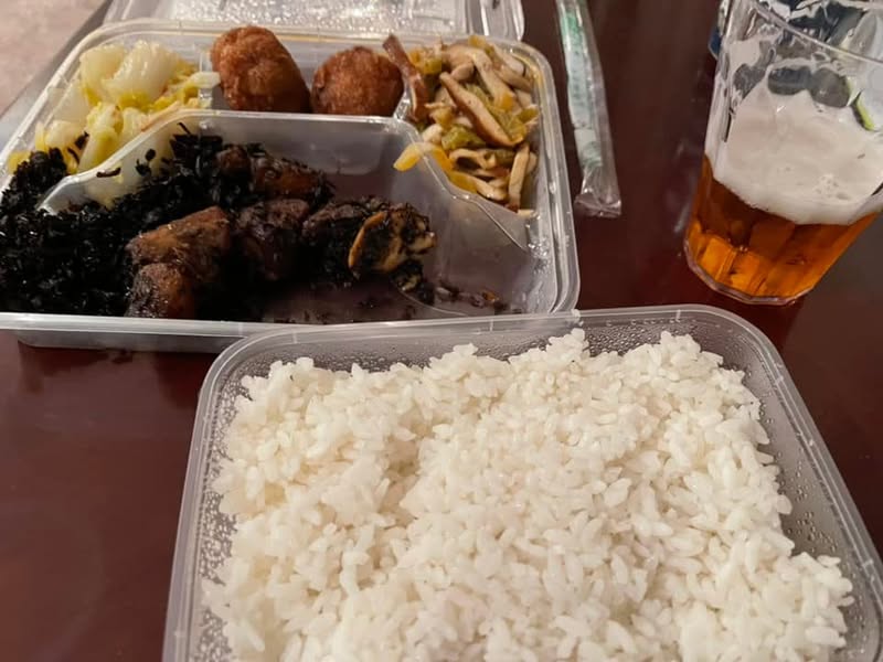 杭州の隔離施設で配膳された温かい食事