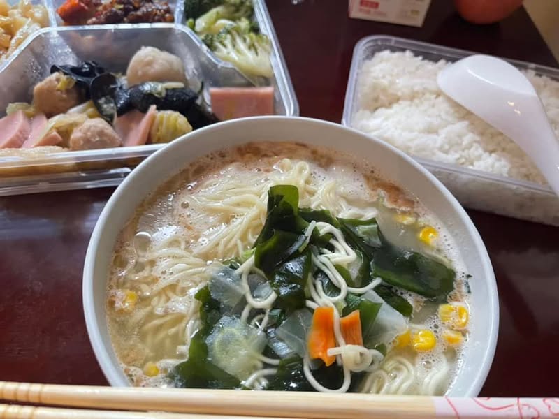隔離ホテルでトラベルクッカーを使って作った豚骨ラーメン