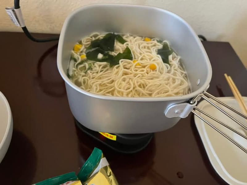 トラベルクッカーでラーメンを茹でる様子