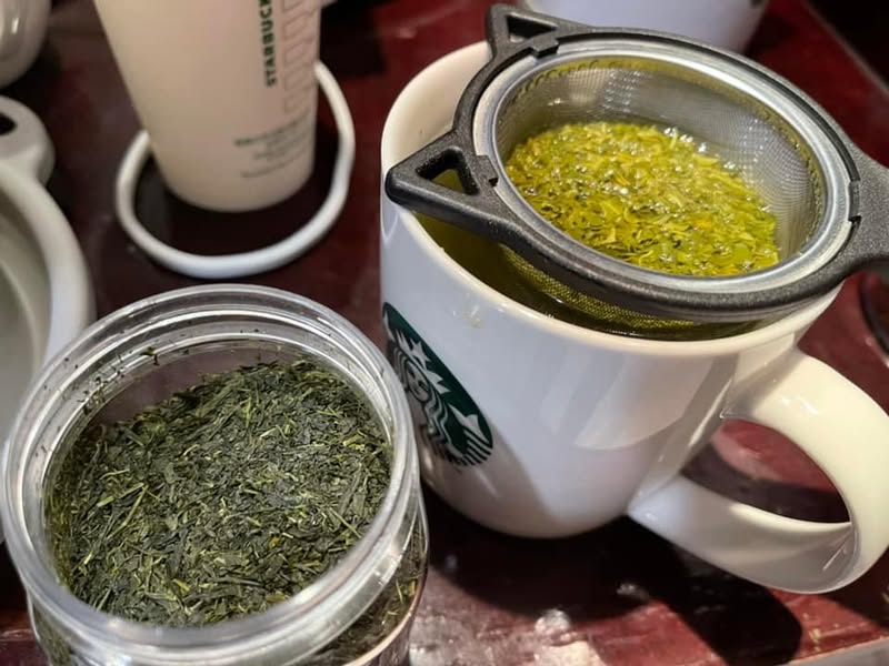 計量機能の付いた茶こしで淹れた八女茶