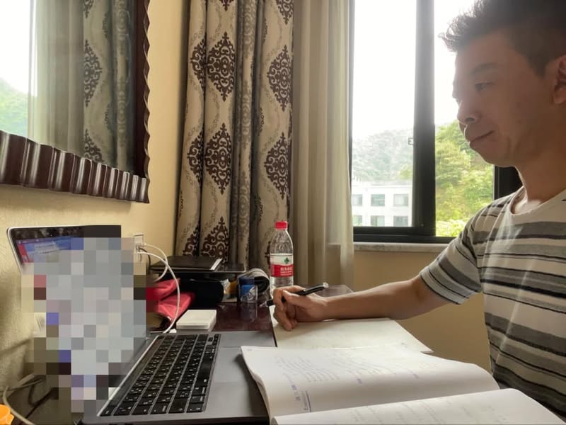 隔離ホテルからオンラインで中国語の個人レッスンを受ける佐藤大介