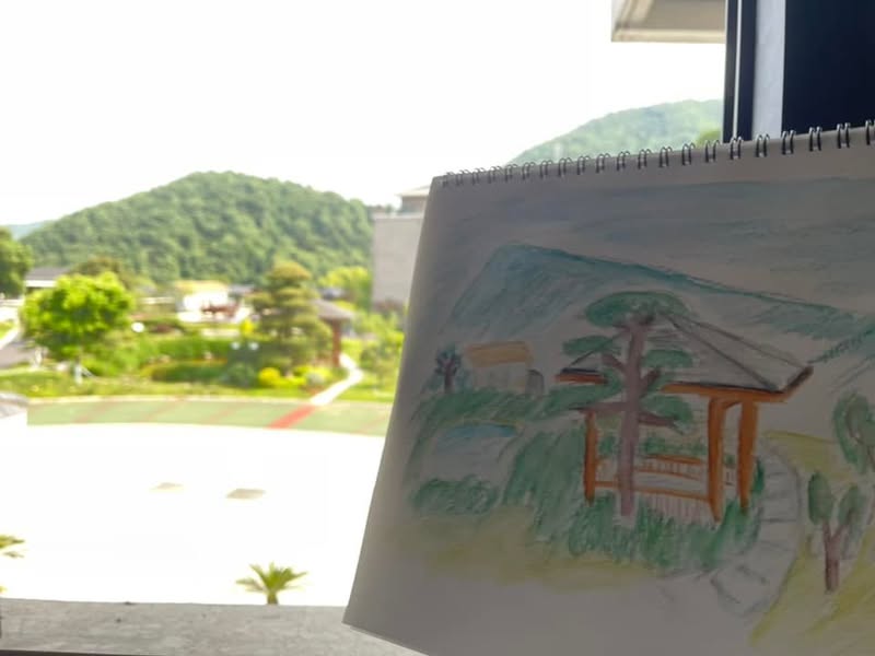 隔離ホテルの窓から見える風景を描いた水彩画