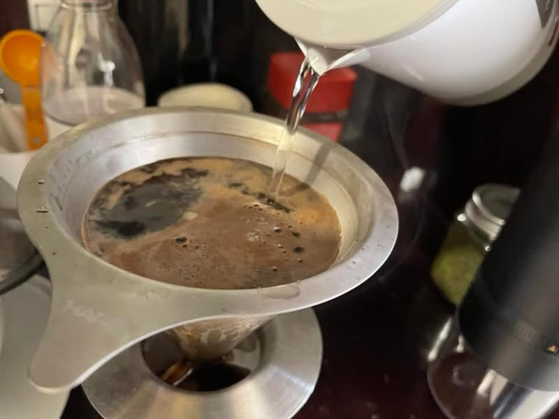 隔離ホテルでレシピどおりにコーヒーを淹れる様子