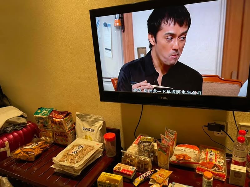 隔離ホテルのテレビに映る中国ドラマの一場面