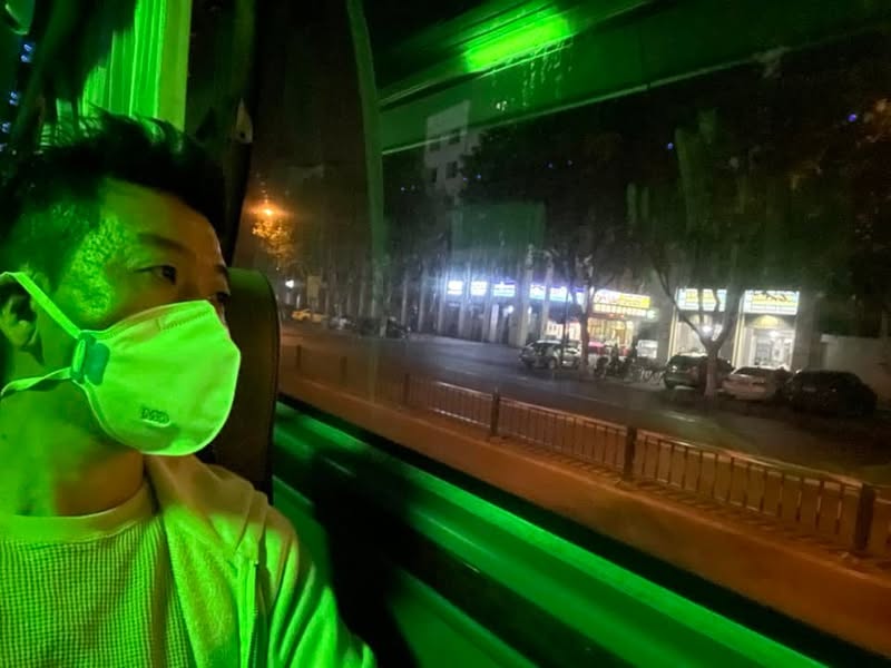 義烏へ向かう車内から久しぶりの街を見る佐藤大介
