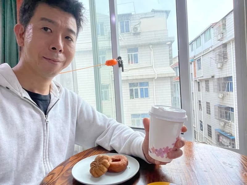 Sakura Coffeeから届いたカフェモカを隔離ホテルで飲む佐藤大介