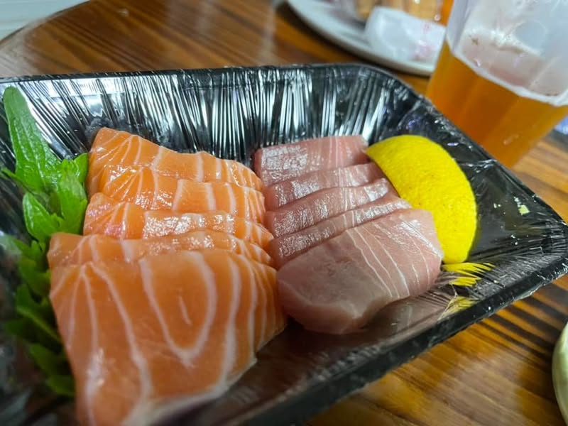 義烏の日本式居酒屋から隔離ホテルへ届いた刺身