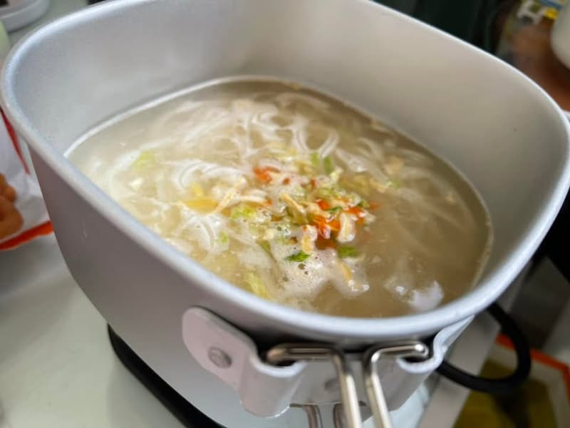 隔離ホテルのトラベルクッカーで作ったフォー