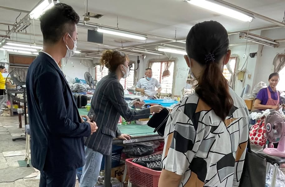 革製品工場の作業場を見学する第18回タイ仕入れツアーの参加者