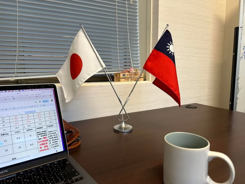 台湾現地法人の机に置かれた日本と台湾の旗