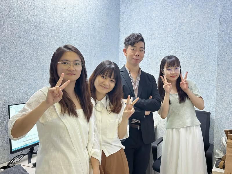 開業した深圳パスポートのオフィスに集まった社員