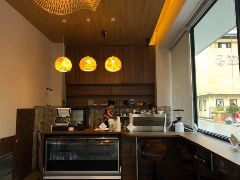 開業準備中のSakura Coffeeでコーヒーづくりを練習する様子