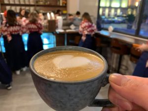 正式開業日のSakura Coffeeで提供したコーヒーとカウンターで働くスタッフ