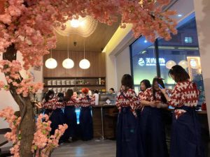 正式開業日のSakura Coffeeで接客にあたるスタッフ