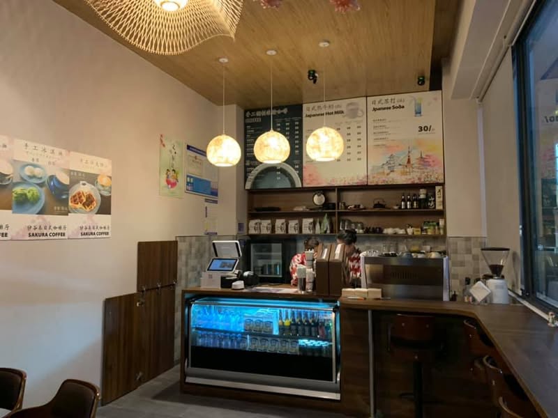 Sakura Coffeeのカウンターで接客する営業風景