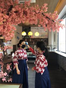 営業再開日にスタッフ同士で検温するSakura Coffee