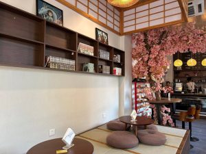 営業中のSakura Coffeeの客席とカウンター