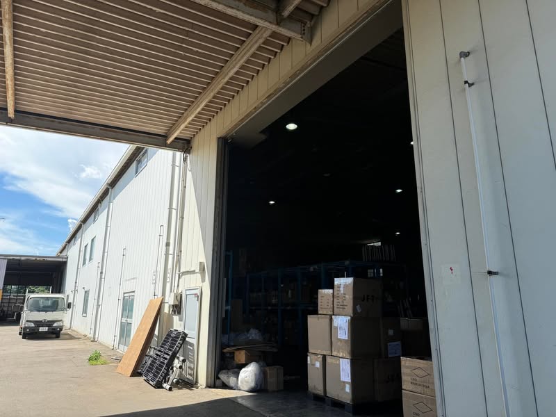 新しい物流センターの搬入口と到着した荷物