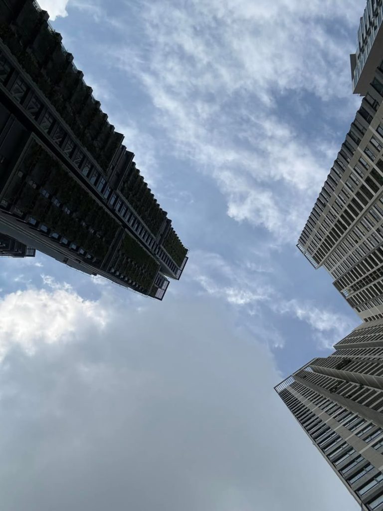 ホーチミンのコンドミニアム群を見上げた景色