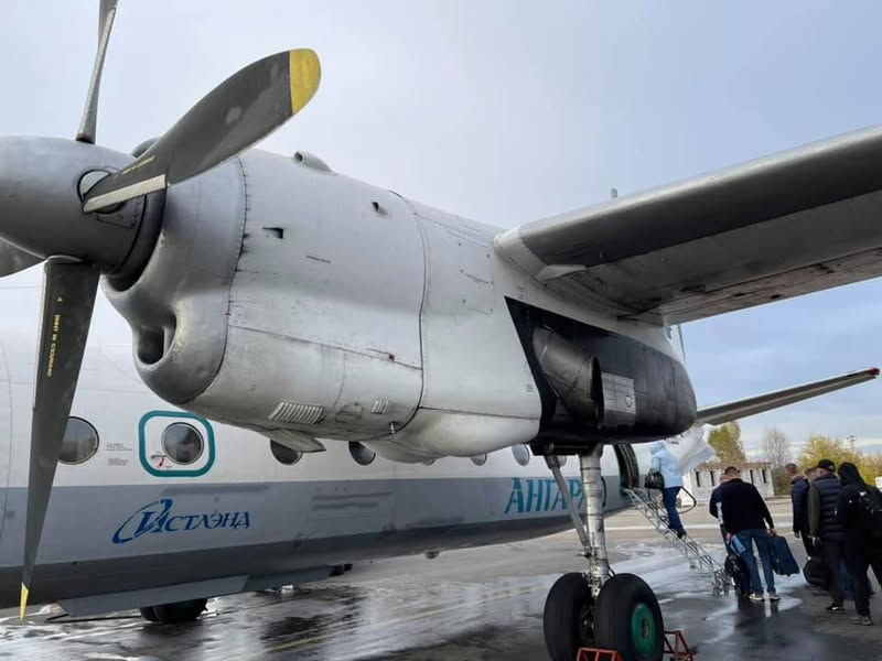 東シベリアの町へ向かった旧ソ連製のプロペラ機