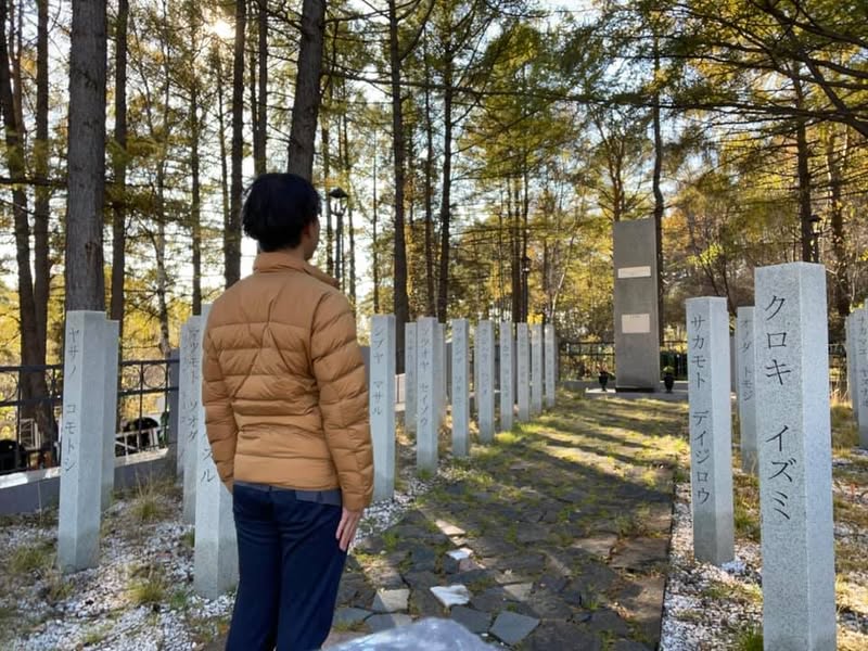 リストヴァンカ村のシベリア抑留日本人墓地で手を合わせる佐藤大介