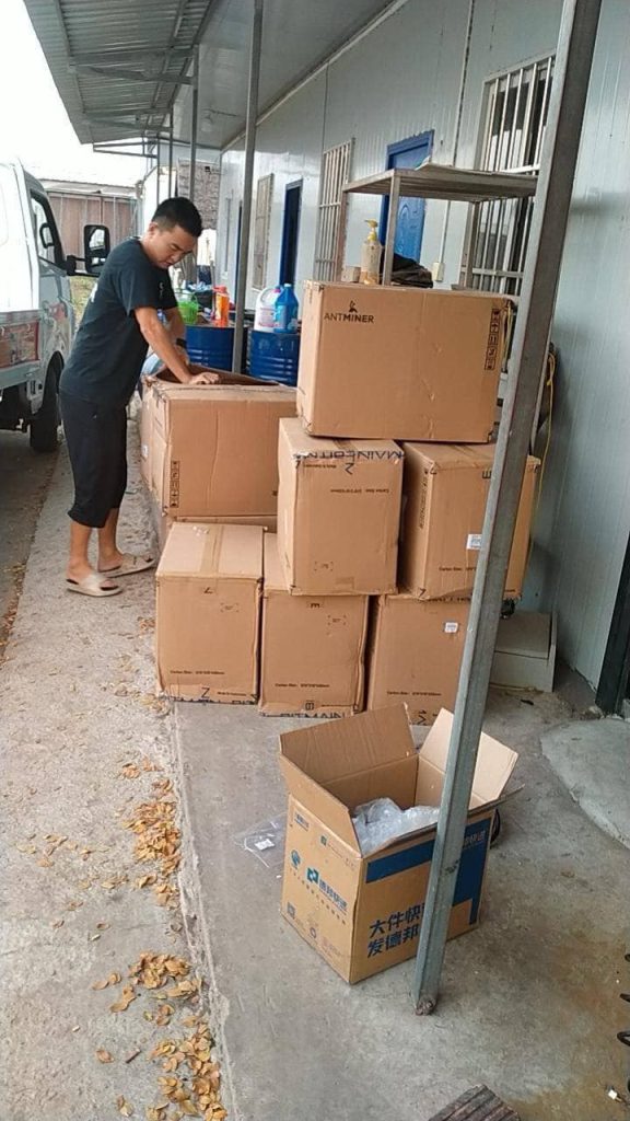 追加導入したANTMINER S21を開梱する現地作業員