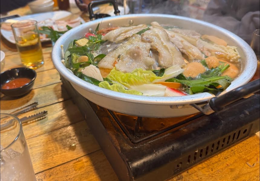 ラオス人や中国人の実業家と囲んだ鍋料理
