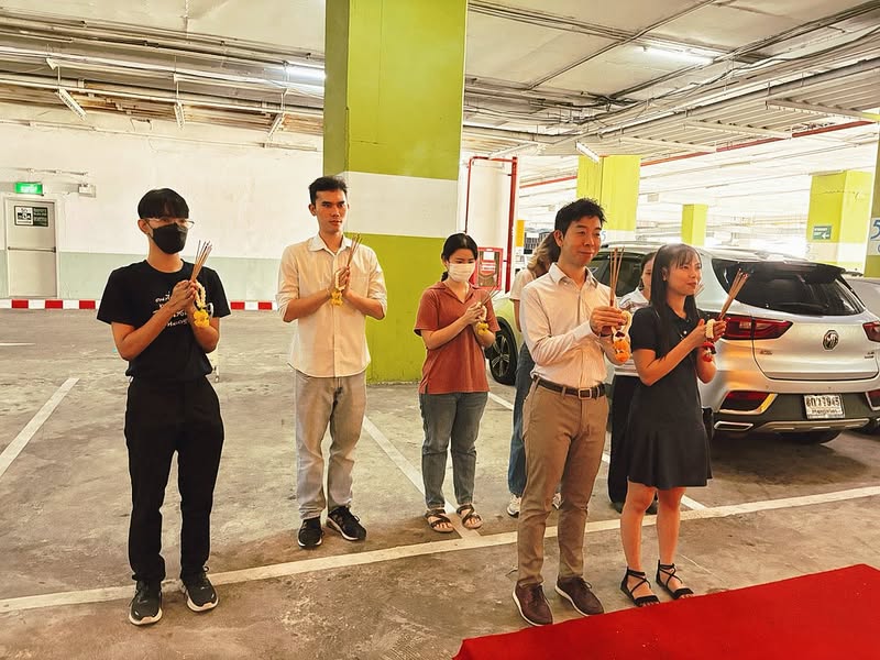 オフィス移転に伴い屋上の祠で祈るバンコクパスポートの社員全員