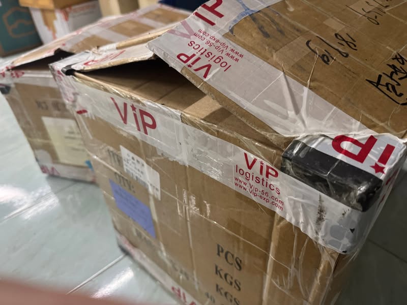 中国からタイへ混載トラック便で届いた貨物の外箱