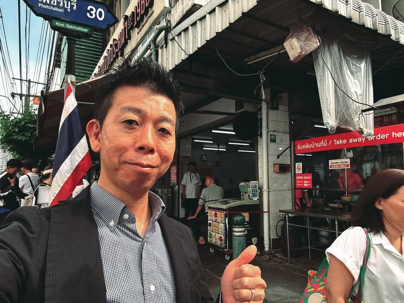 タイの街でFree会員プランの公開を伝える佐藤大介