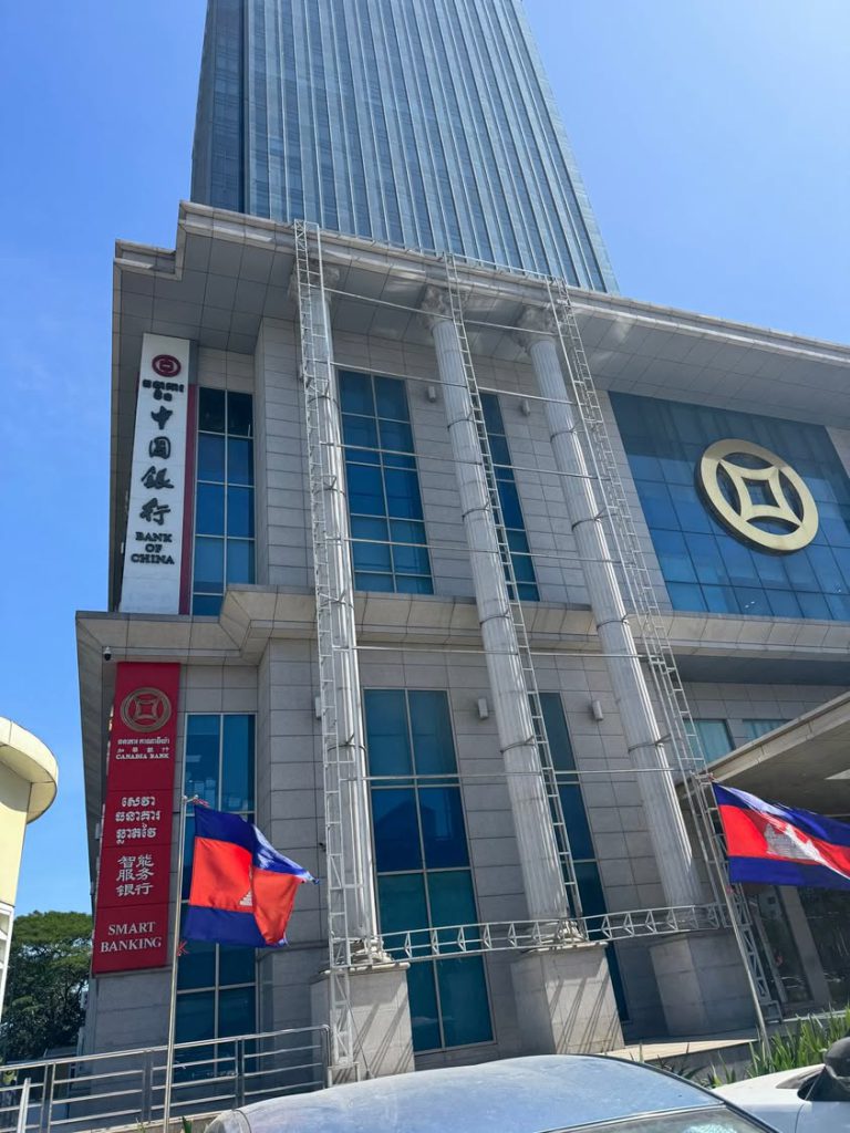 カンボジアのカナディア銀行本店外観