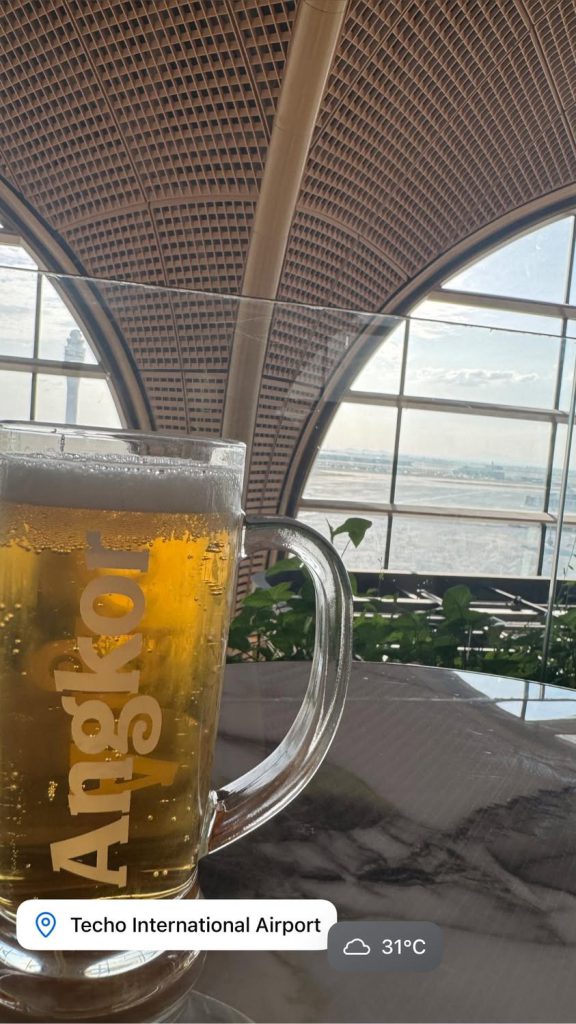 テチョ国際空港で飲んだカンボジアのアンコールビール