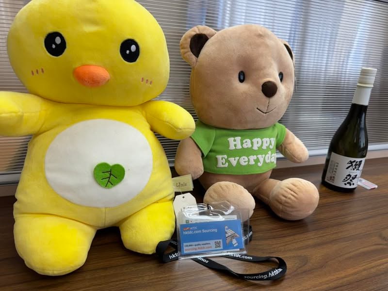 香港の新オフィスへ移したぬいぐるみと展示会パス