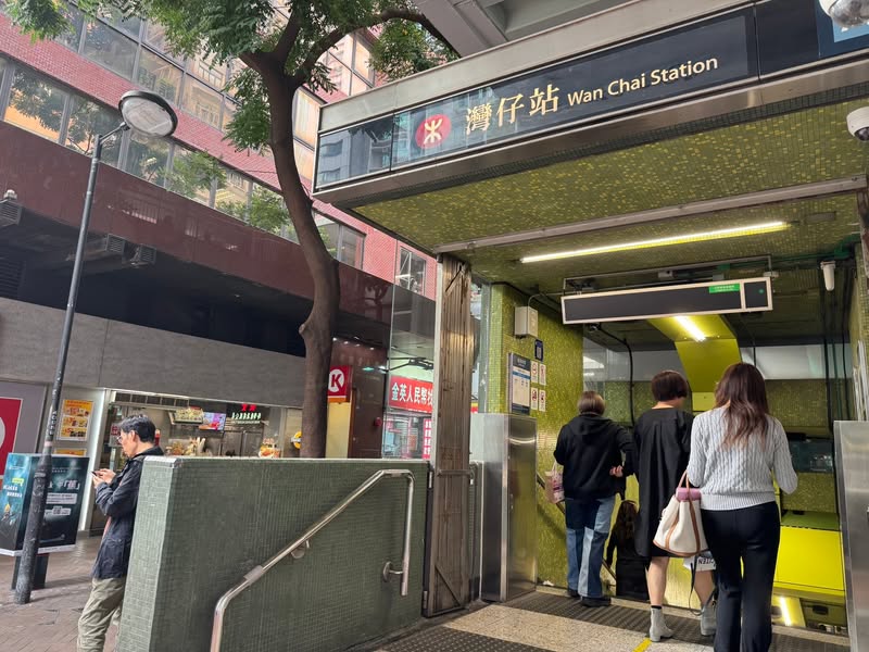 香港の新オフィスから徒歩10秒の湾仔駅入口