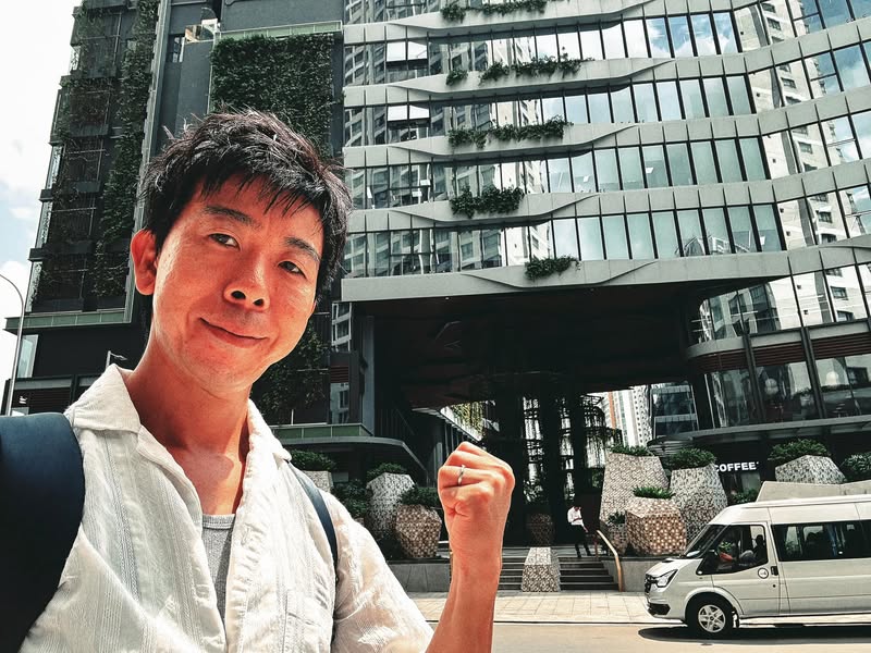 売却したホーチミンのコンドミニアム前に立つ佐藤大介