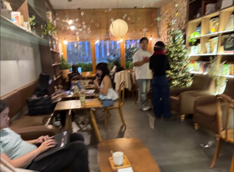 ホーチミンのカフェでパソコンを開いて働く人たち